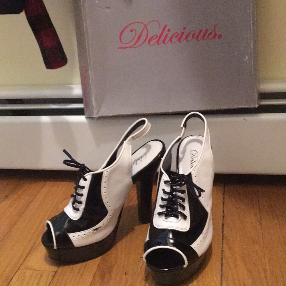 Retro Vibes! Pat Leather Platforms 👡